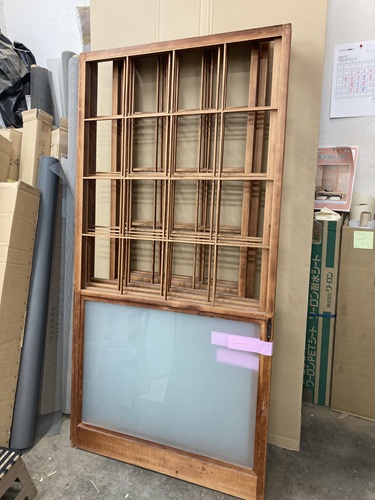 金沢屋での障子紙張り替え中の様子