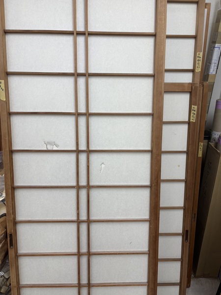 高崎市中島町の中央に穴が開いている障子